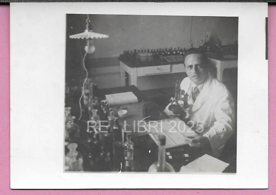 VECCHIA FOTO ANNI '40 LABORATORIO CHIMICA BIOLOGIA MICROSCOPIO MEDICINA