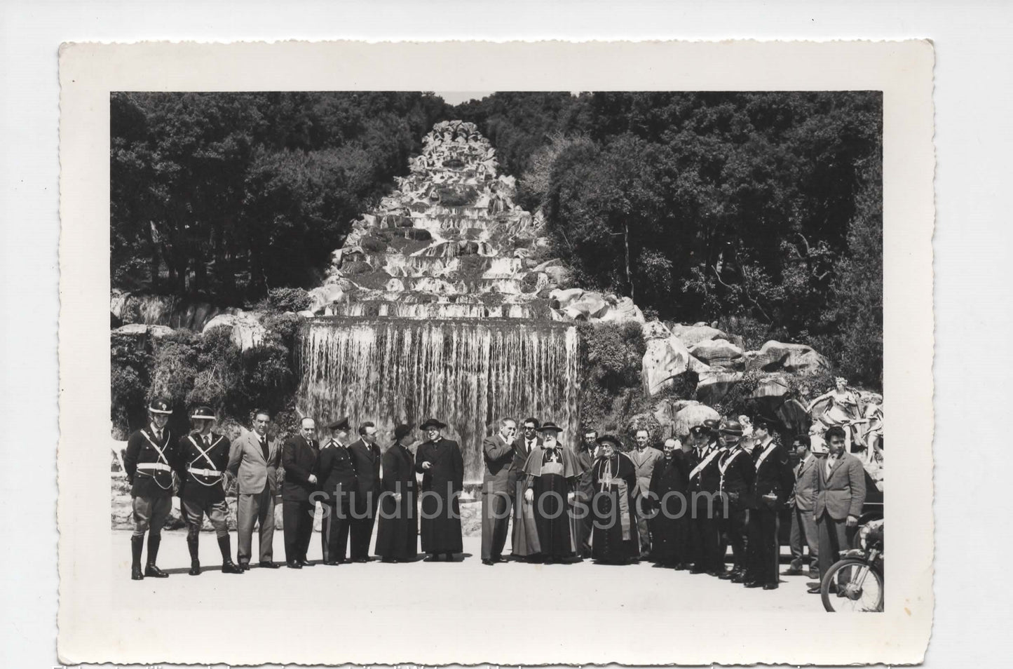 CASERTA 1953 - Cardinale TISSERANT alla CASCATA della REGGIA - Foto Originale Grande Formato