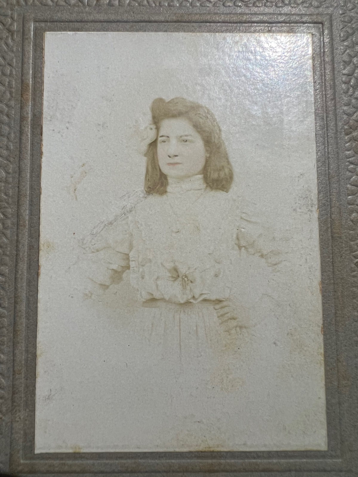 Foto 1909 Memento Mori, giovane ragazza, stampa all'albume ritoccata a colori