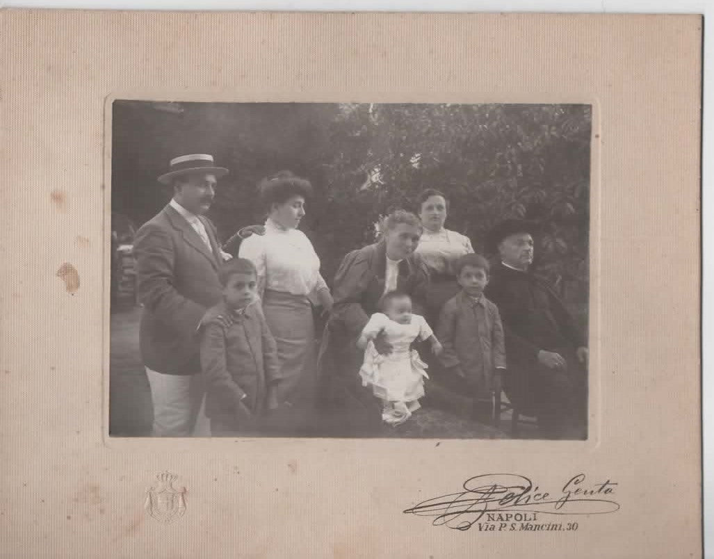 Foto d'epoca 1890 Napoli Felice Genta - Gruppo Familiare con Curato