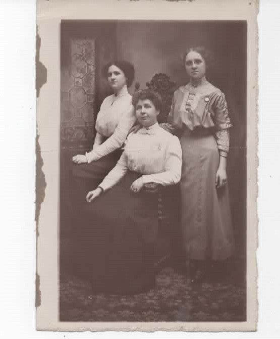Foto primi '900 Borghesia ritratto di famiglia donne Torino Scemboche ?