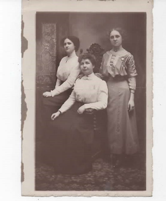 Foto primi '900 Borghesia ritratto di famiglia donne Torino Scemboche ?