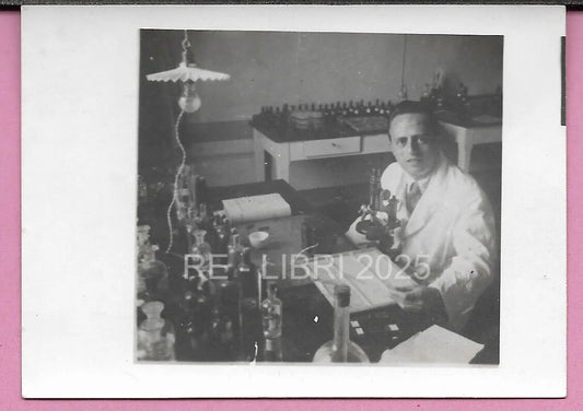 VECCHIA FOTO ANNI '40 LABORATORIO CHIMICA BIOLOGIA MICROSCOPIO MEDICINA