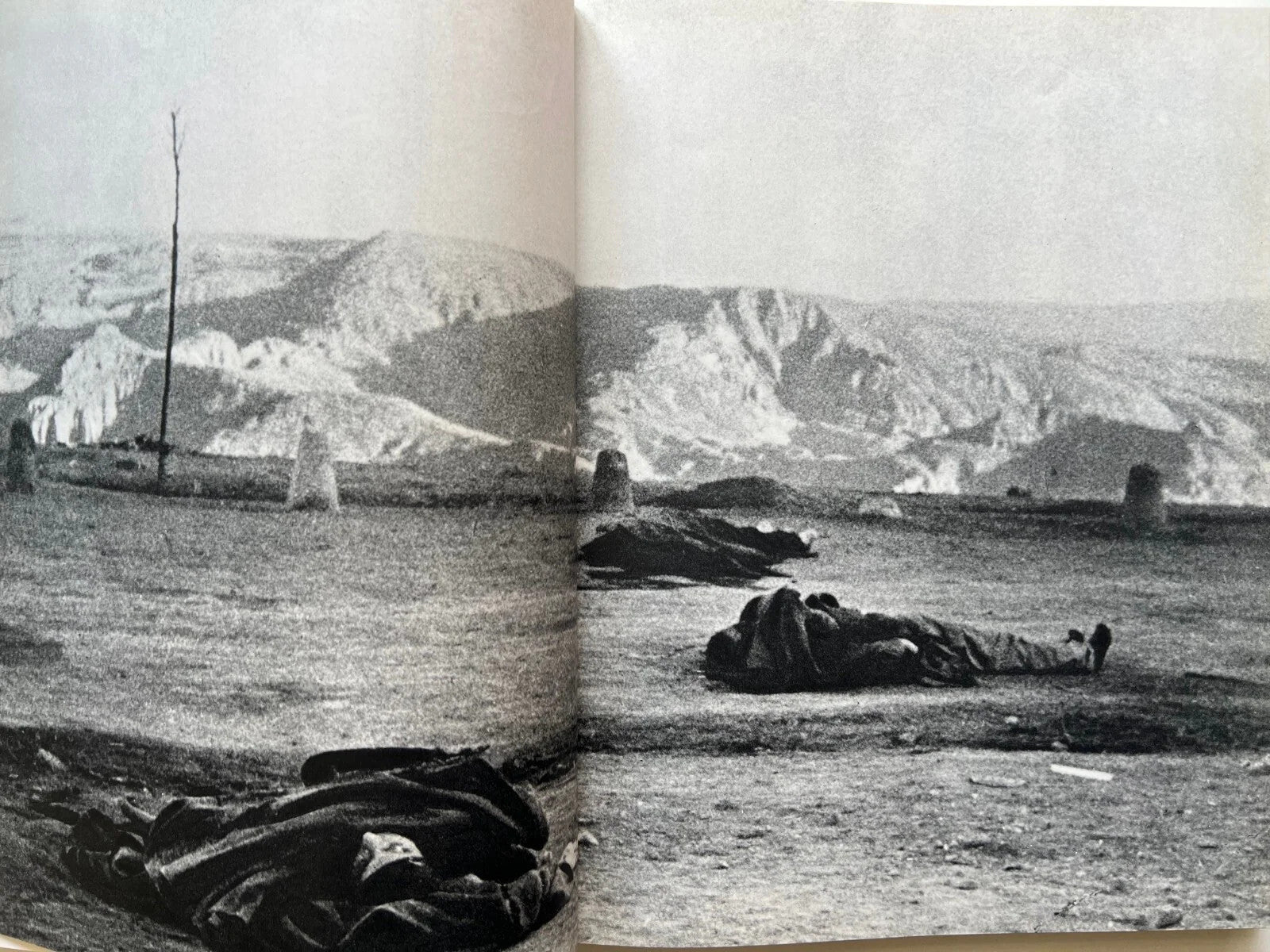 WWII IMAGES OF WAR ROBERT CAPA , PAUL HAMLYN LONDON 1964 LIBRO FOTOGRAFICO