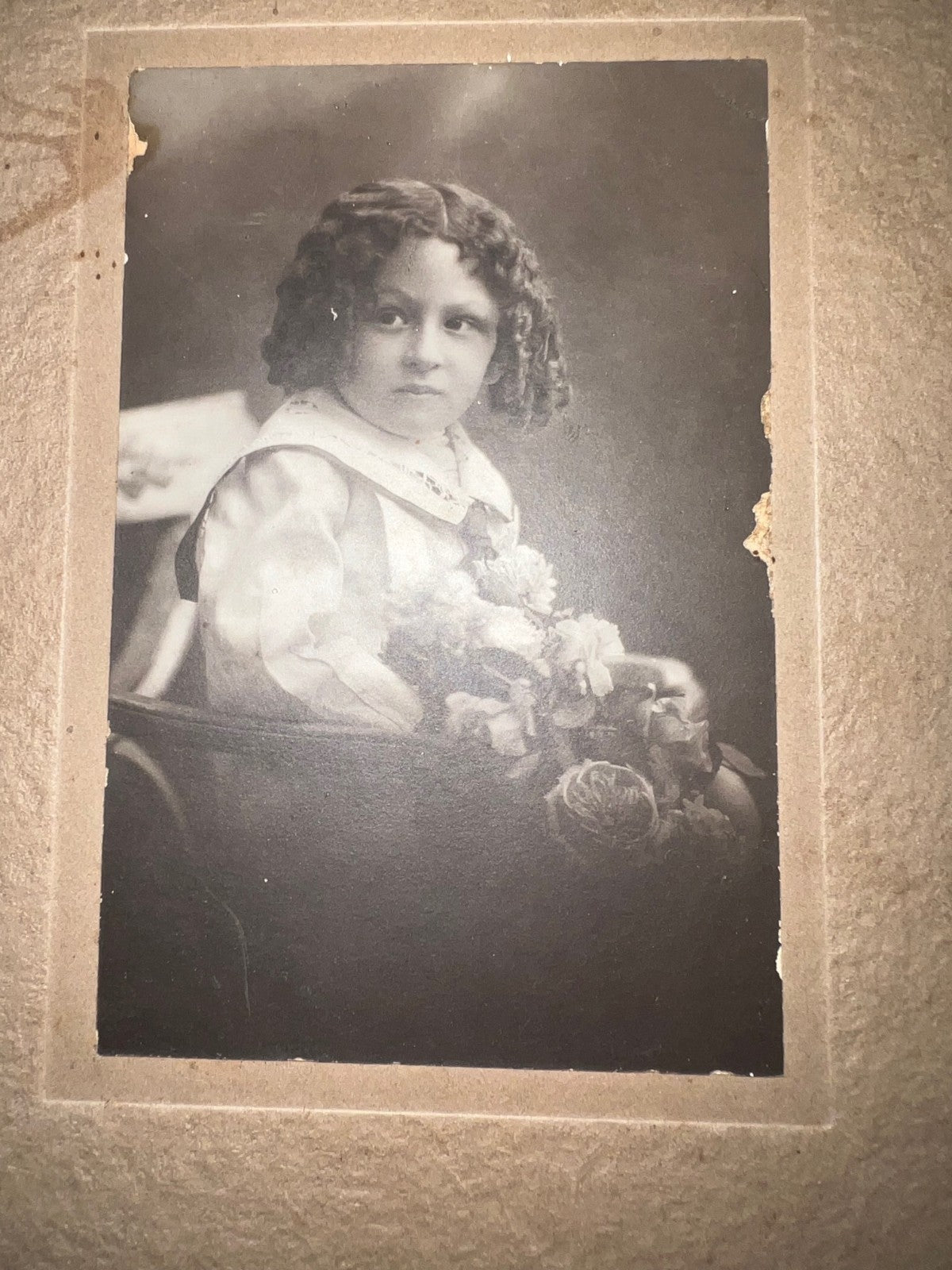 Foto d'epoca 1897 Alfredo Pesce - Ritratto di Bambina con fiori