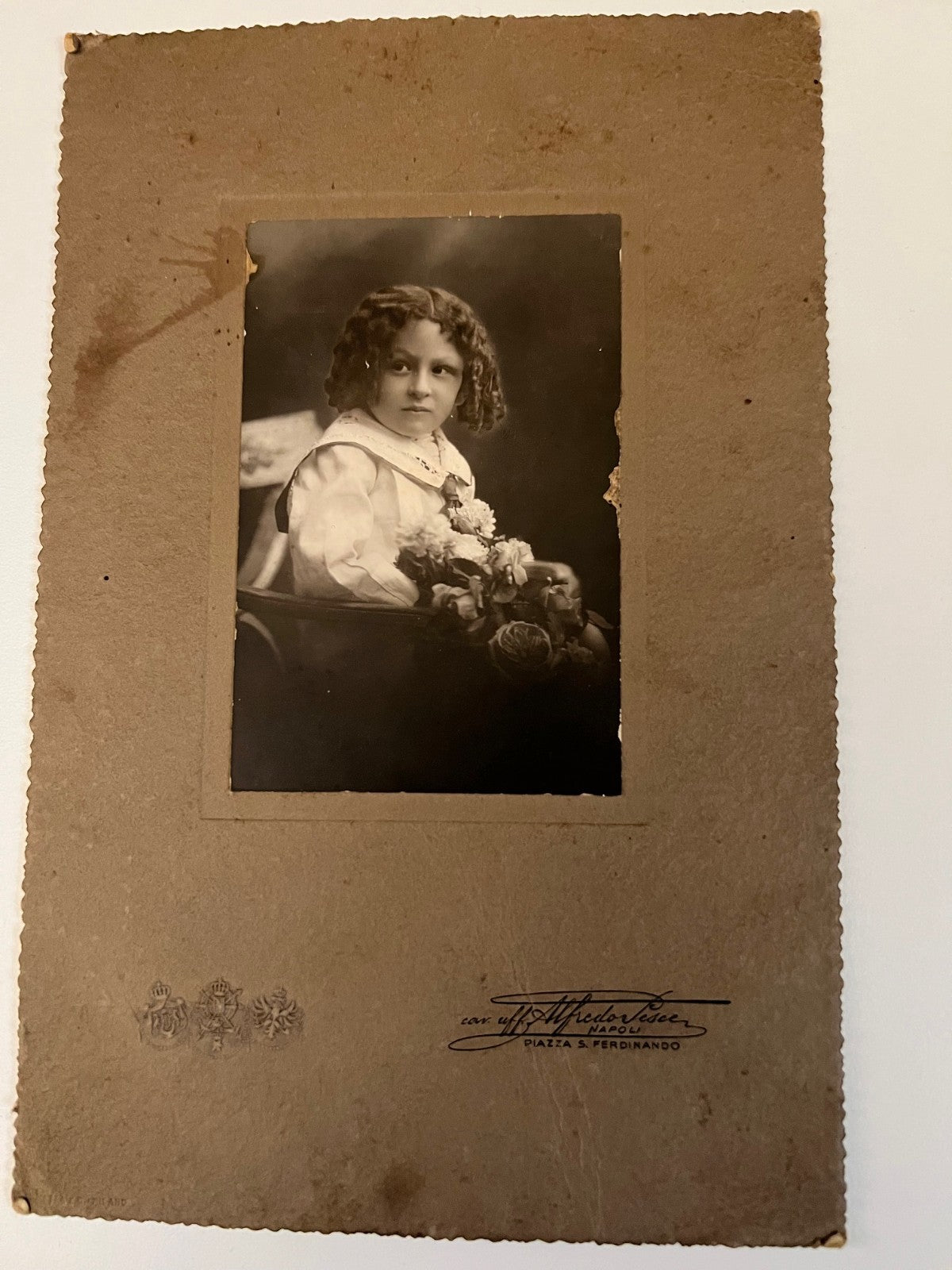 Foto d'epoca 1897 Alfredo Pesce - Ritratto di Bambina con fiori