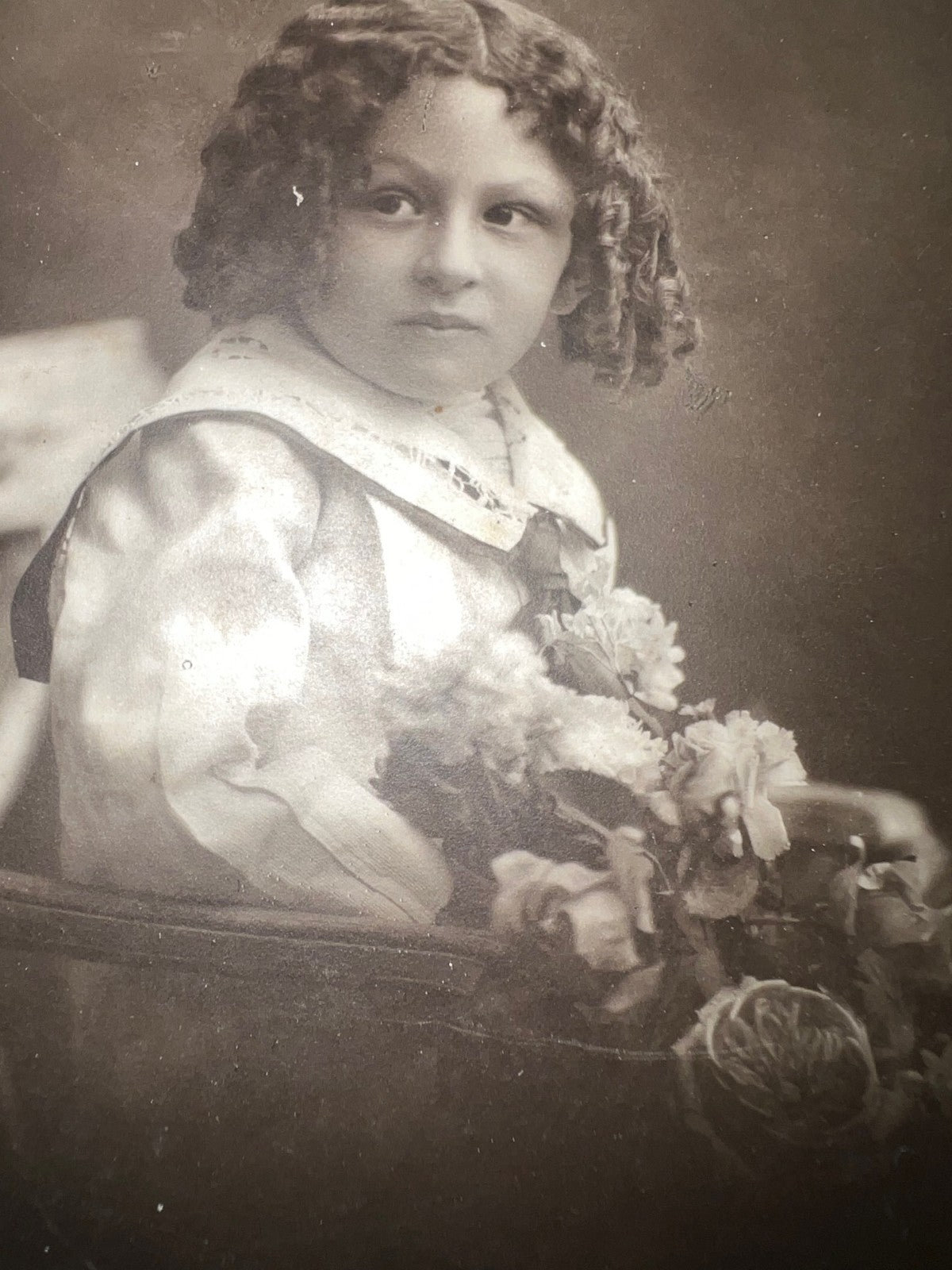 Foto d'epoca 1897 Alfredo Pesce - Ritratto di Bambina con fiori