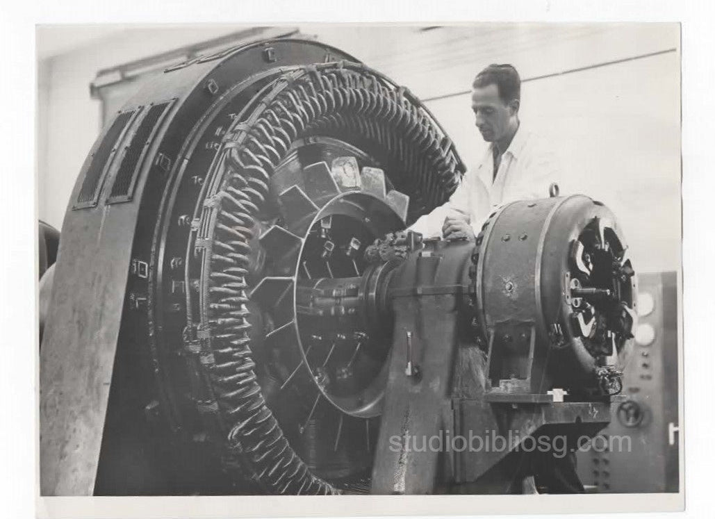 Fotografia industriale originale – OCREN Napoli – lavorazione generatore – con timbro fotografo Paolo Sais – anni ’50