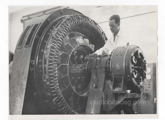 Fotografia industriale originale – OCREN Napoli – lavorazione generatore – con timbro fotografo Paolo Sais – anni ’50
